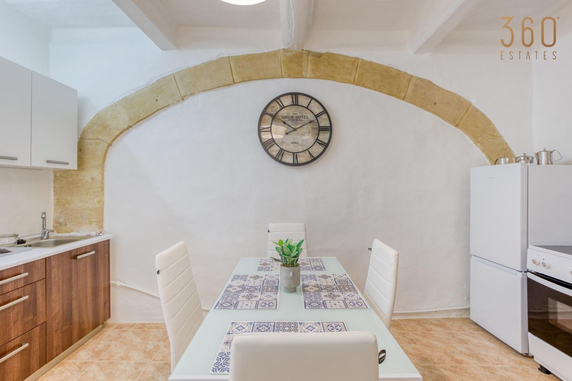Holiday home Authentic Townhouse With Backyard In By 360 Estates
