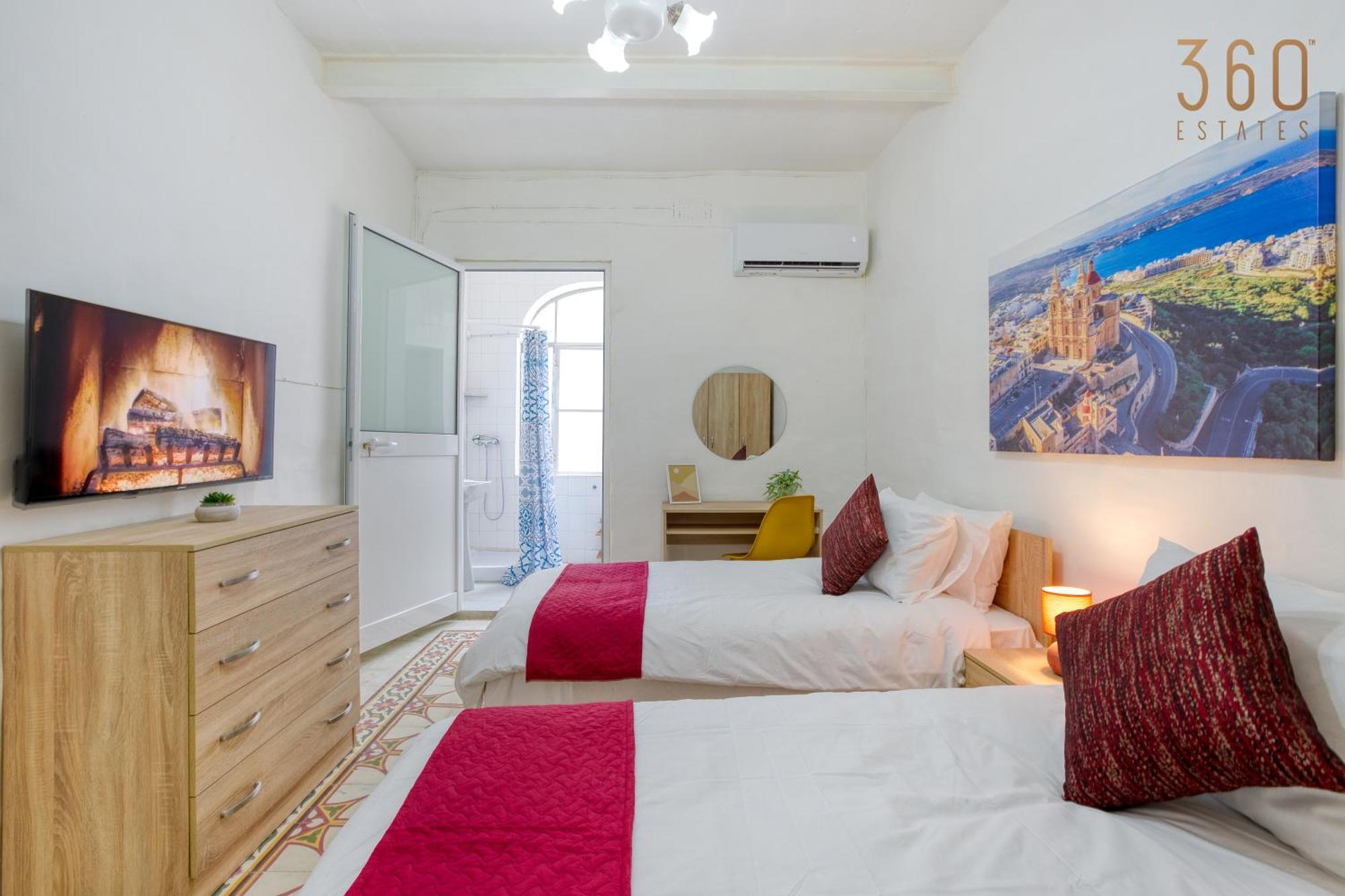Authentic Townhouse With Backyard In By 360 Estates Holiday home