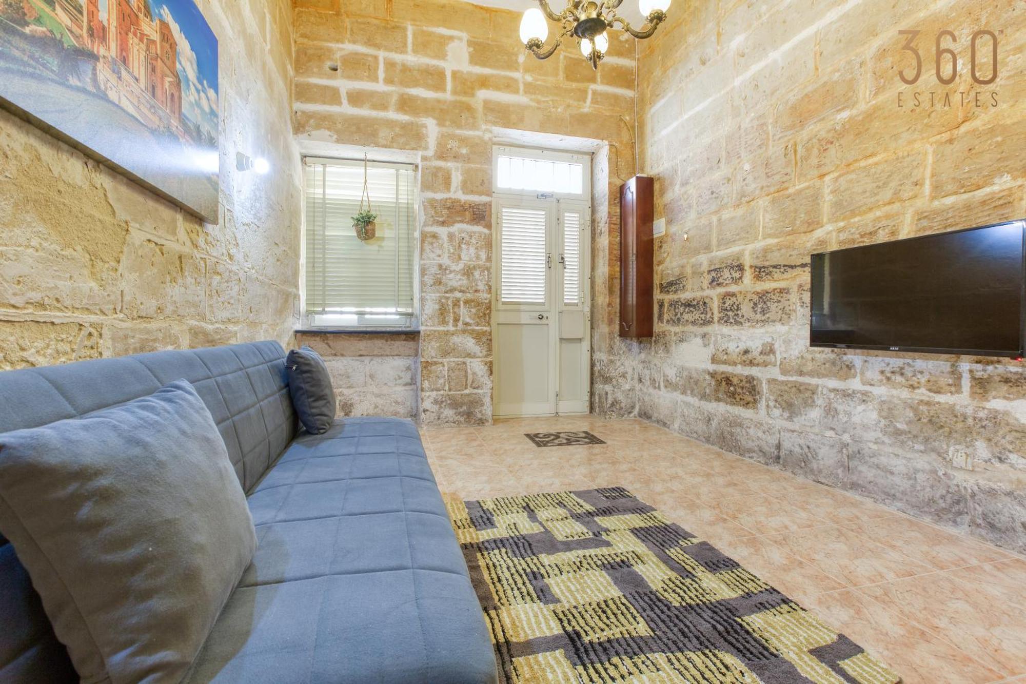 Holiday home Authentic Townhouse With Backyard In By 360 Estates