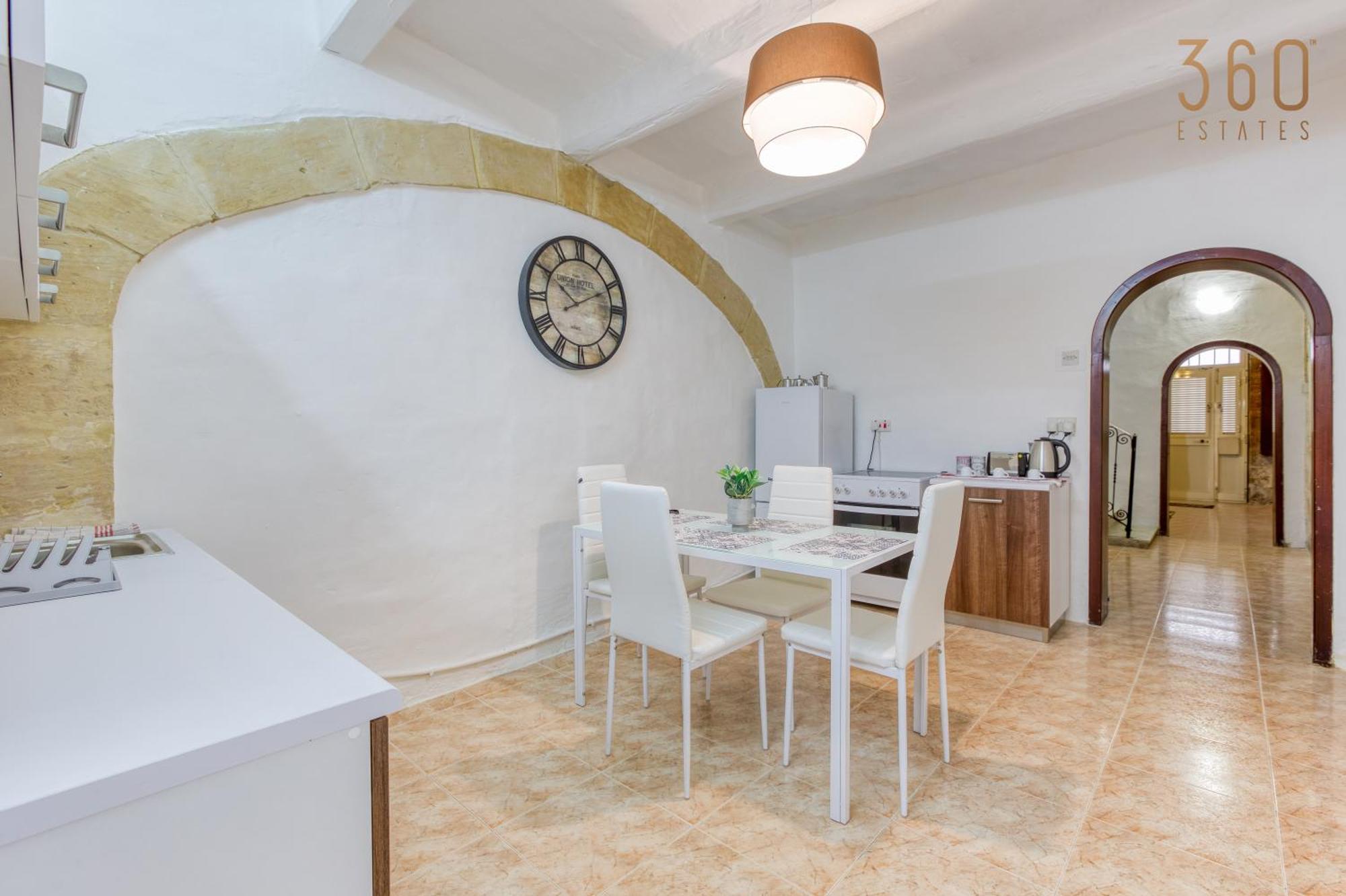 Authentic Townhouse With Backyard In By 360 Estates Holiday home *