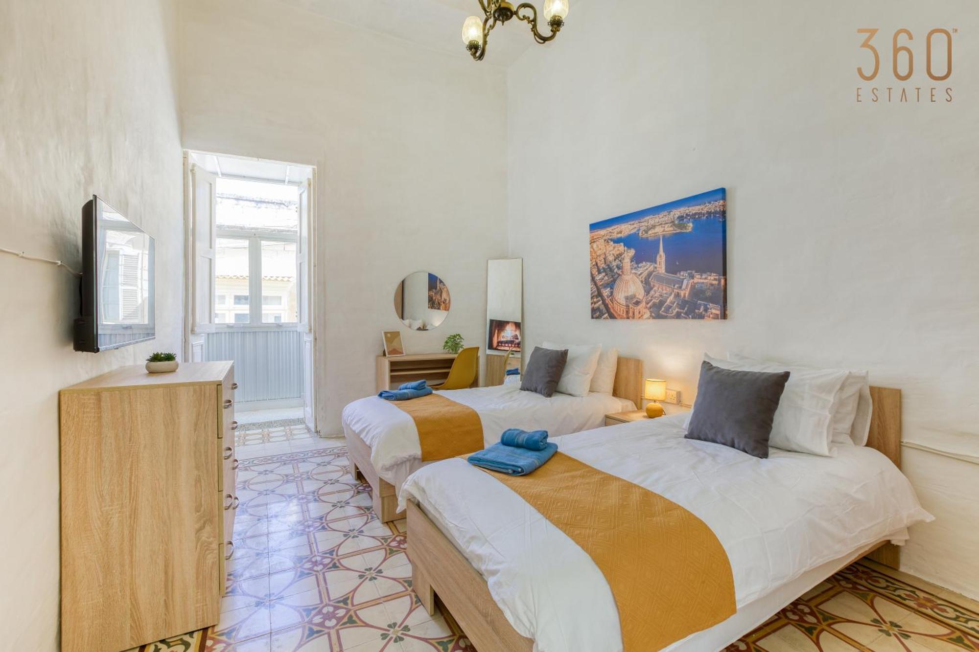 Authentic Townhouse With Backyard In By 360 Estates Holiday home