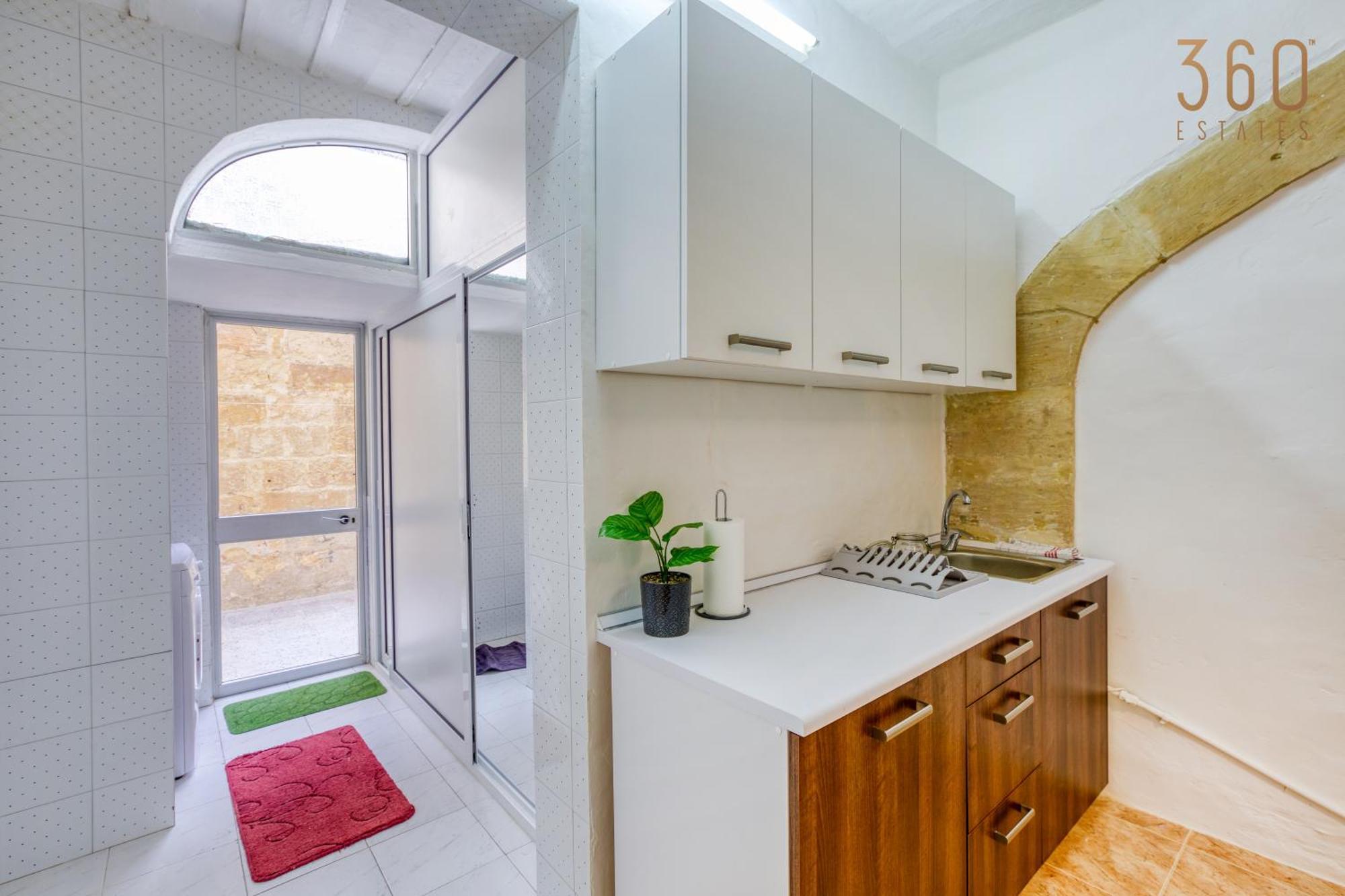 Holiday home Authentic Townhouse With Backyard In By 360 Estates