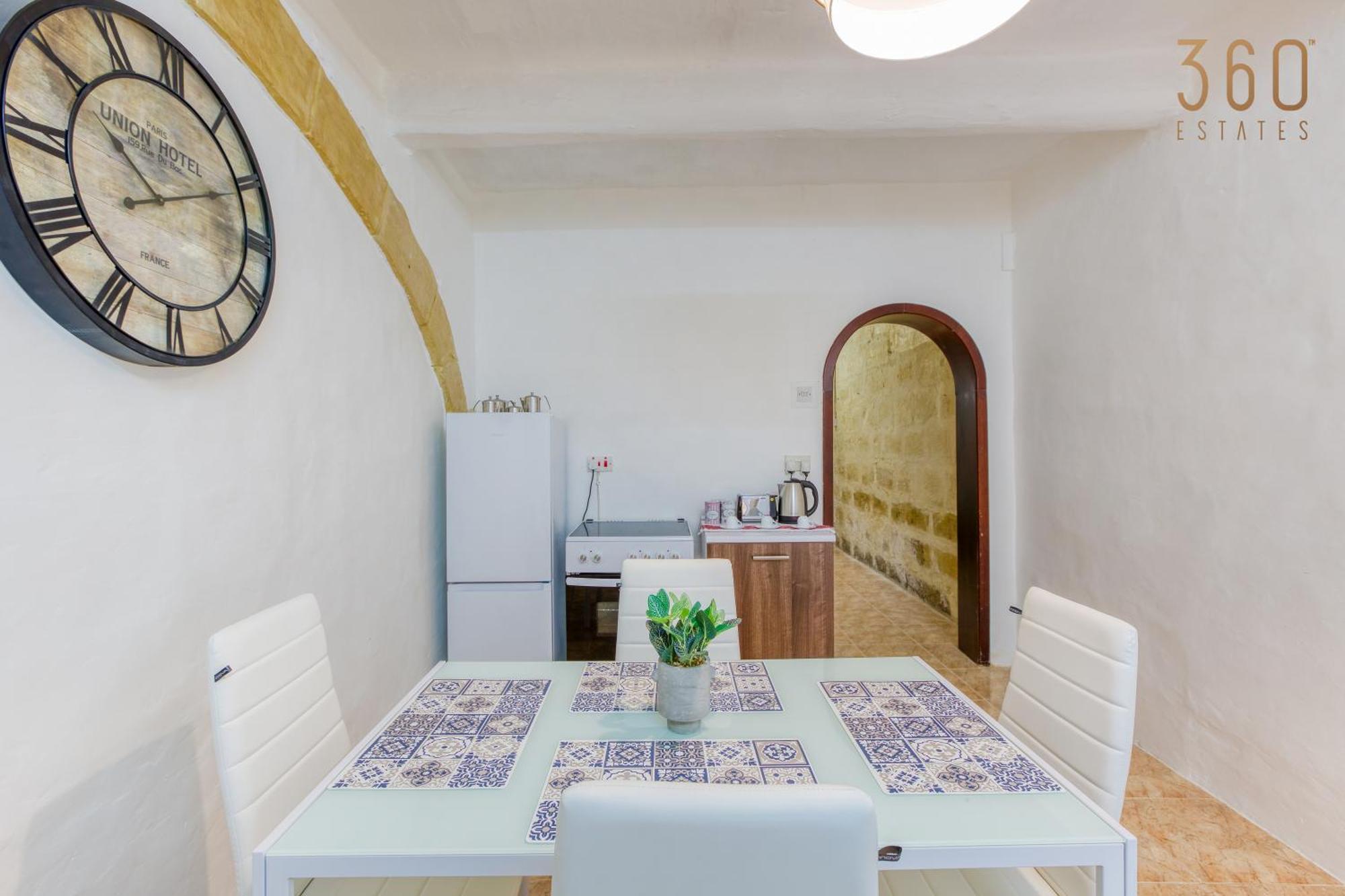 Holiday home Authentic Townhouse With Backyard In By 360 Estates *