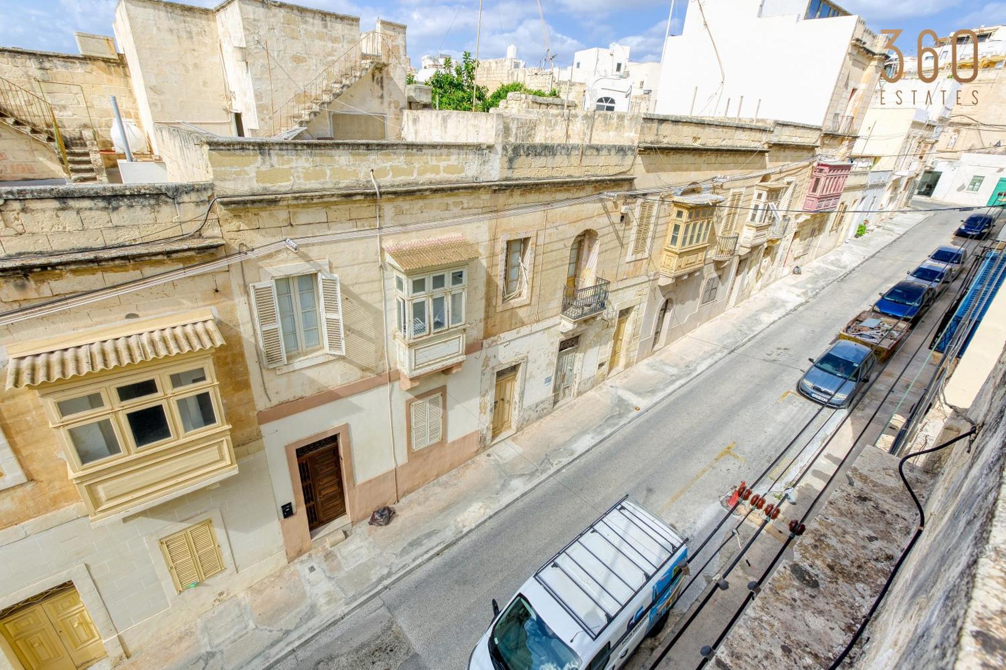 Authentic Townhouse With Backyard In By 360 Estates *