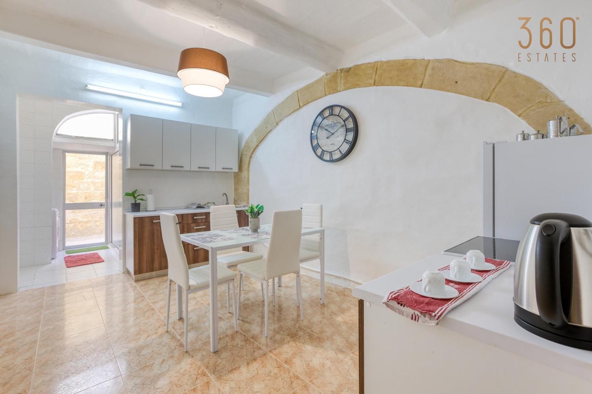 Authentic Townhouse With Backyard In By 360 Estates Holiday home *