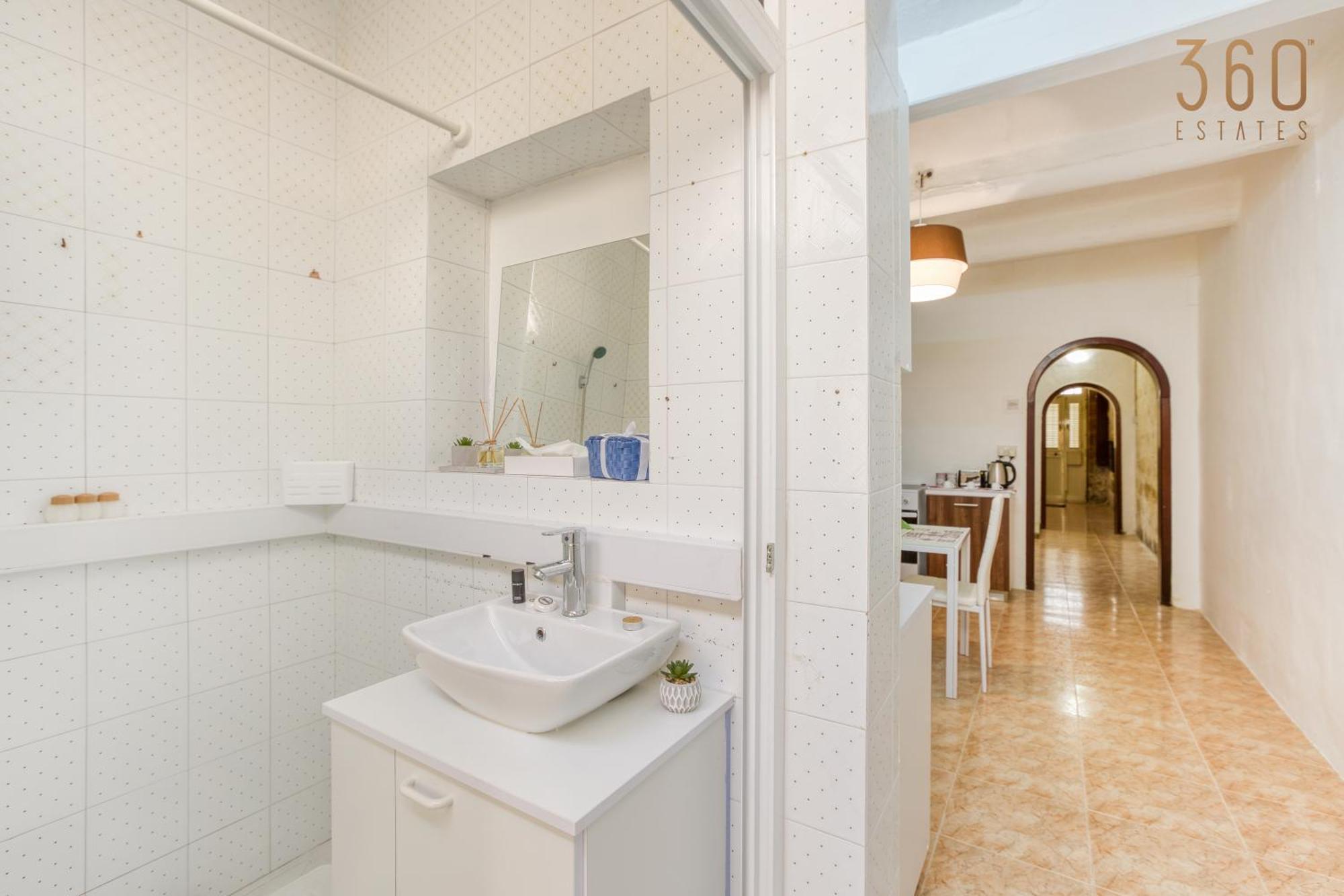 Authentic Townhouse With Backyard In By 360 Estates Holiday home *